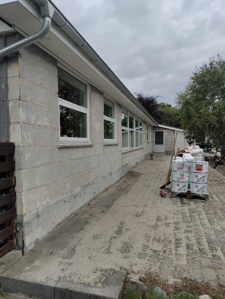Renovering af husmur og belægning foran bygning